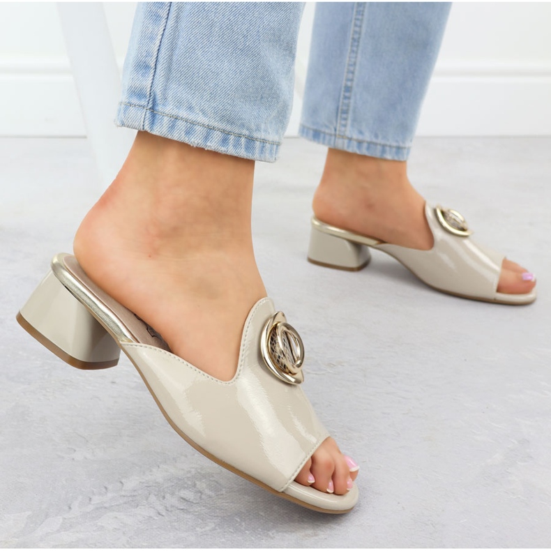 Koristeen lakattu beige jezzi 214 -kadun tohvelit koristeella 2