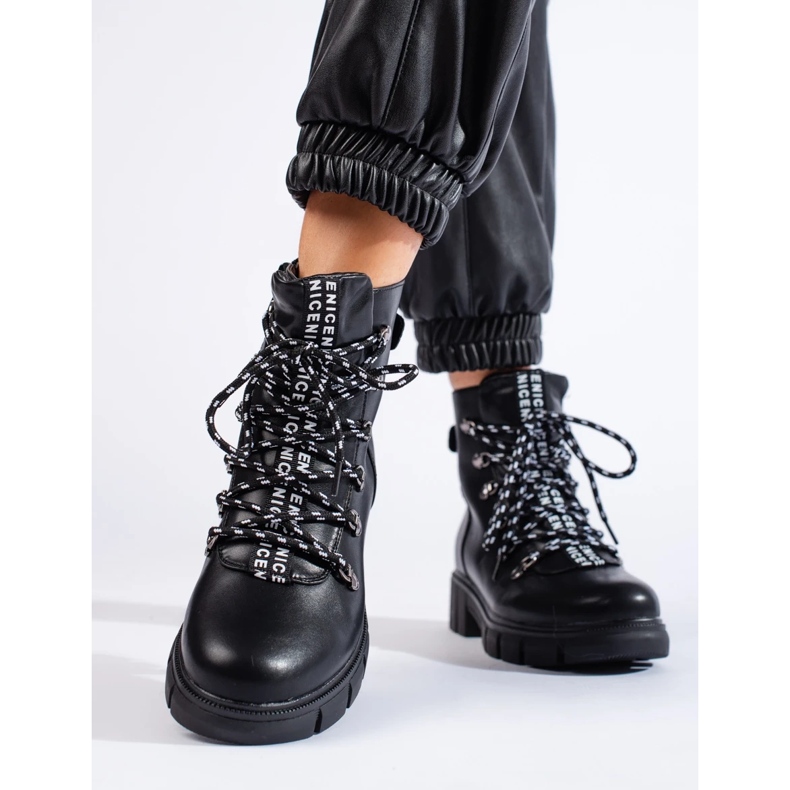 Mustat laukut Vinceza-alustalla 1