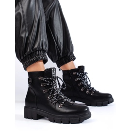 Mustat laukut Vinceza-alustalla 2