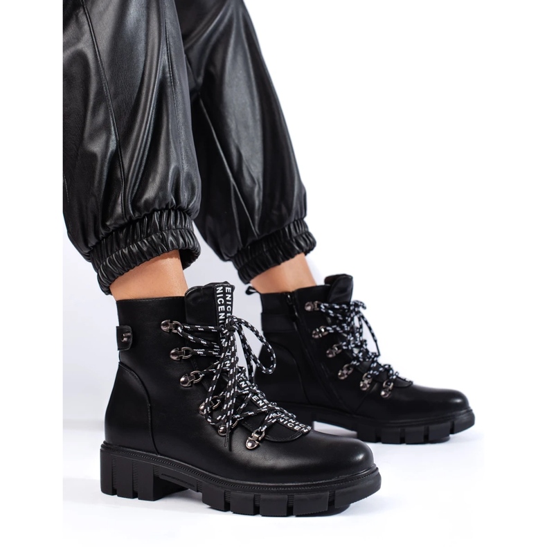 Mustat laukut Vinceza-alustalla 2