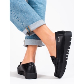 Mustat naisten loaferit lavalla 2