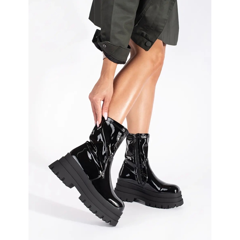 Patenttimustat nilkkurit korkealla alustalla 1