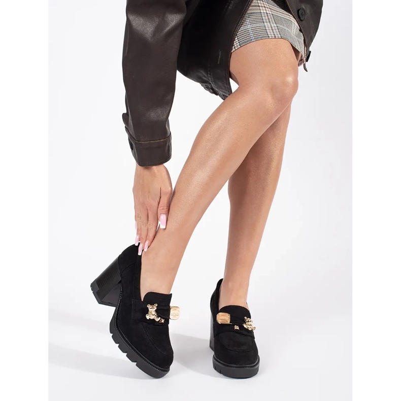 Mustat naisten mokkanahkakengät korkealla korolla ja metallikoristeella 1