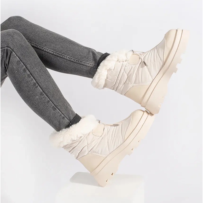 Seastar Naisten beigenväriset lumisaappaat, joissa turkis alustassa 2