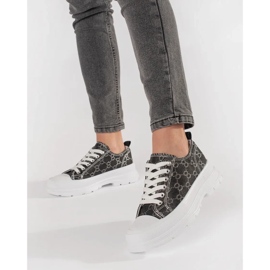 Mustat lenkkarit lavalla koristeilla 1