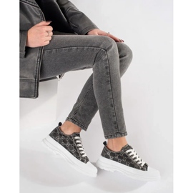 Mustat lenkkarit lavalla koristeilla 2