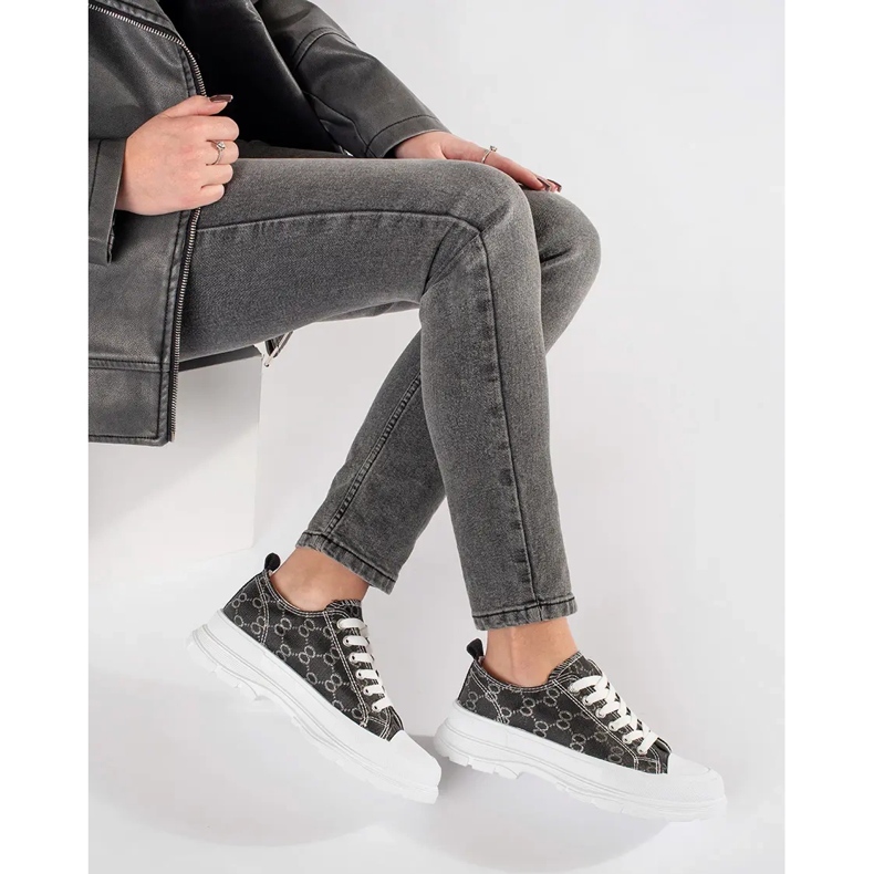 Mustat lenkkarit lavalla koristeilla 2