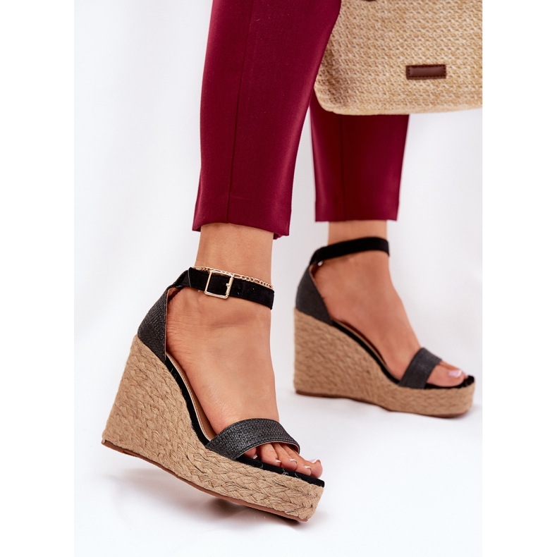 Naisten sandaalit kiilalla mustalla punoksella 2