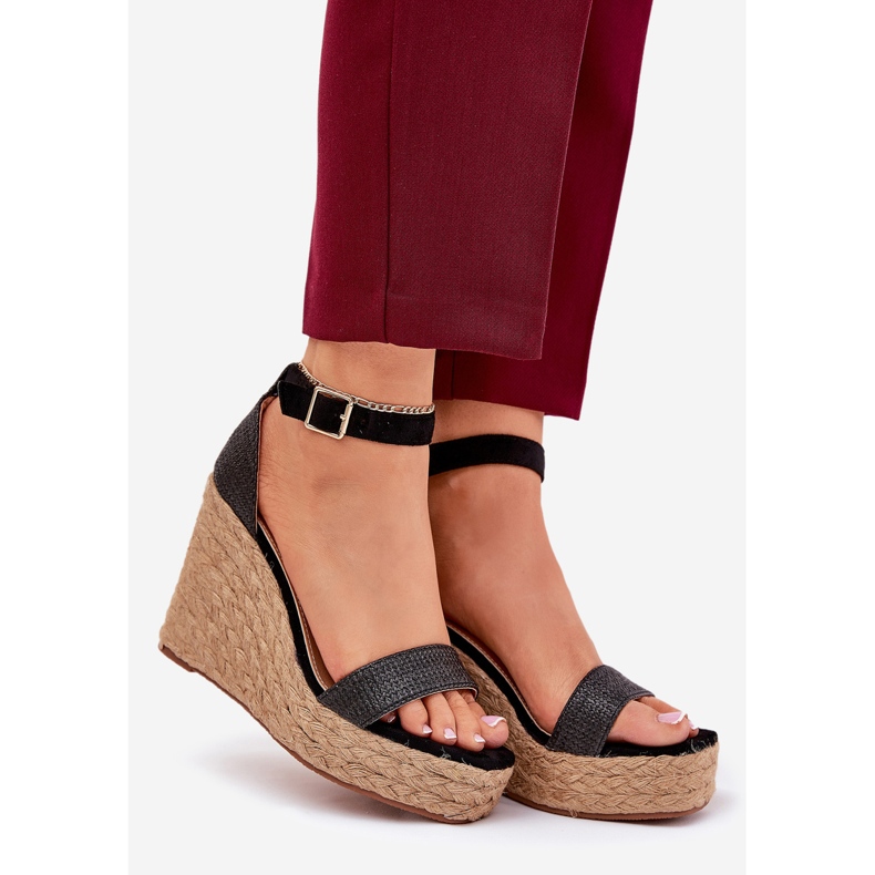Naisten sandaalit kiilalla mustalla punoksella 1