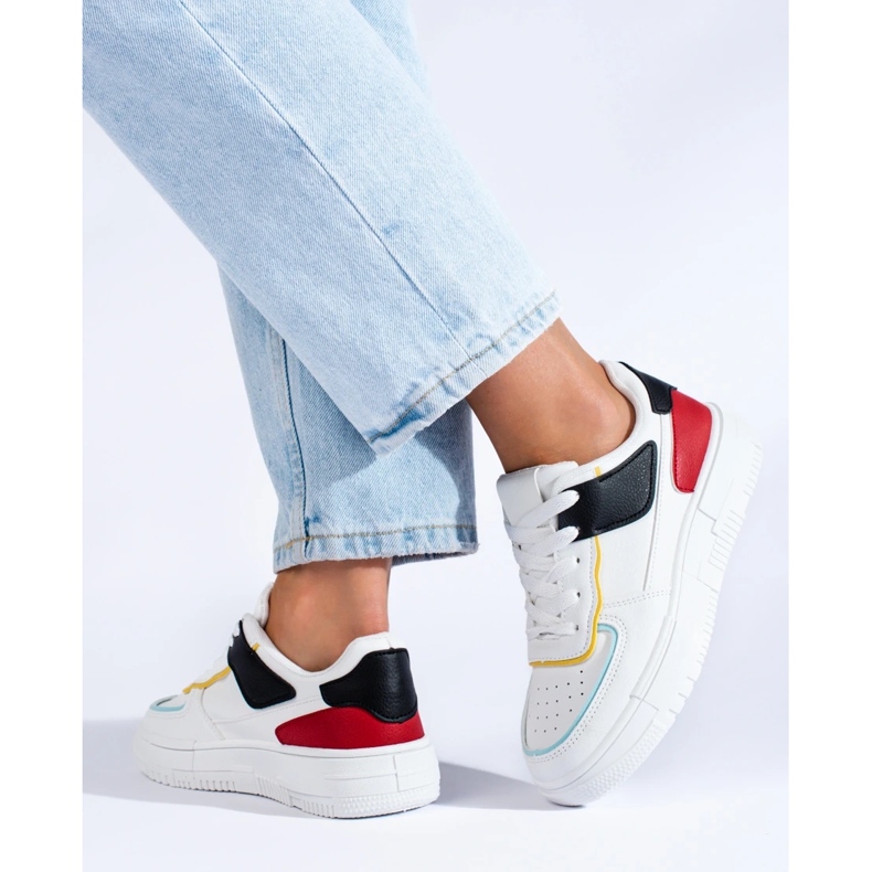 Tennarit alustalla valkoinen 1