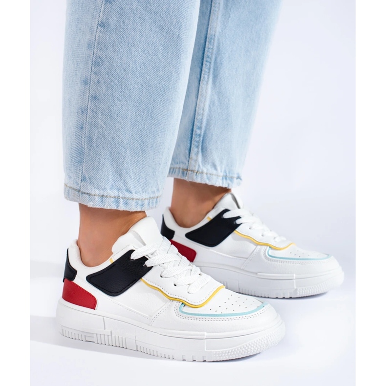 Tennarit alustalla valkoinen 2