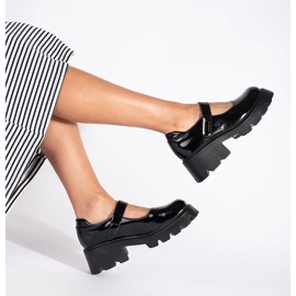 Mustat kiiltonahkaiset naisten alustakengät 1