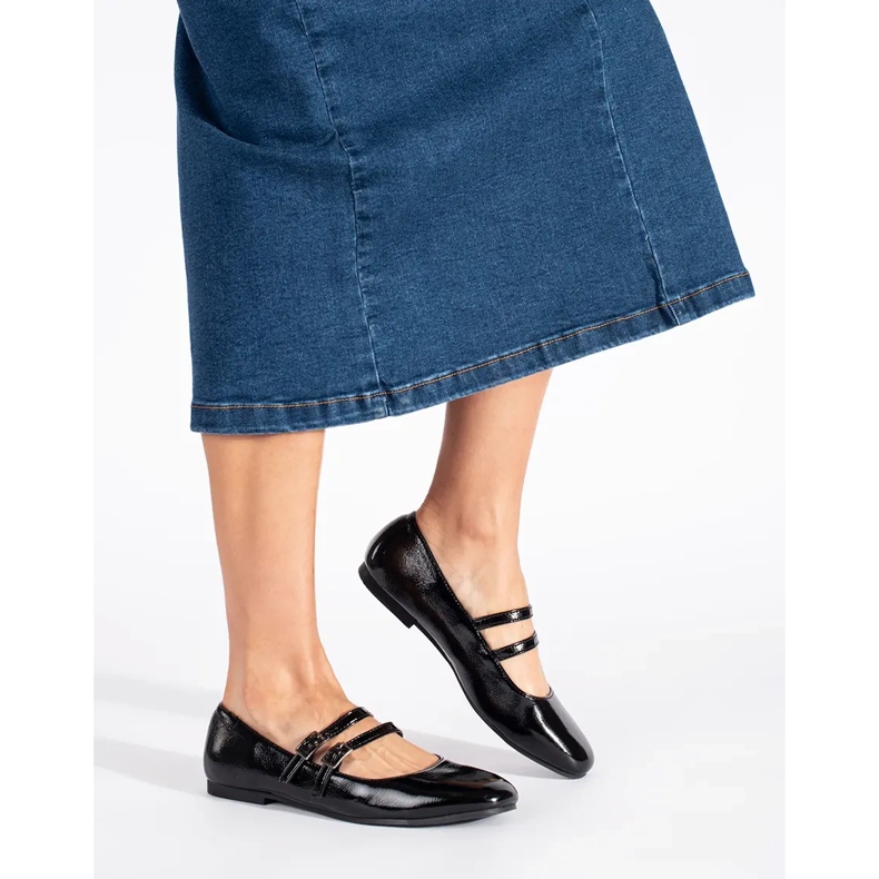 Mustat patentoidut balettitassut, joissa lukko 2