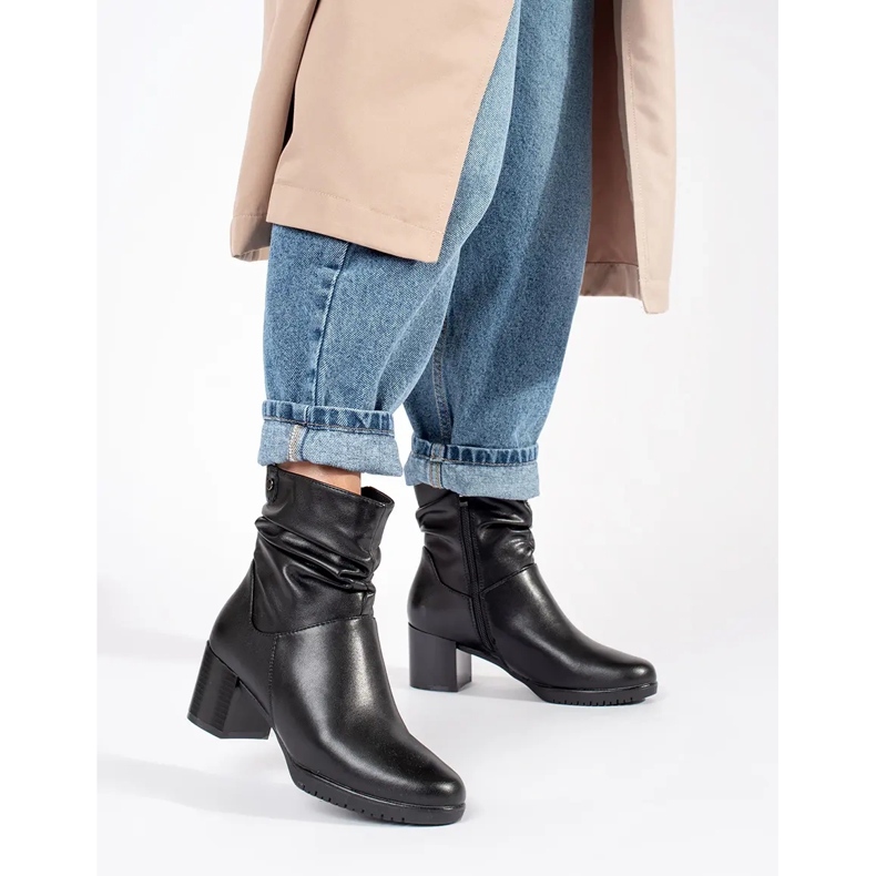 Naisten mustat nahkaiset nilkkurit, joissa röyhelöpäällinen Sergio Leonelta 1