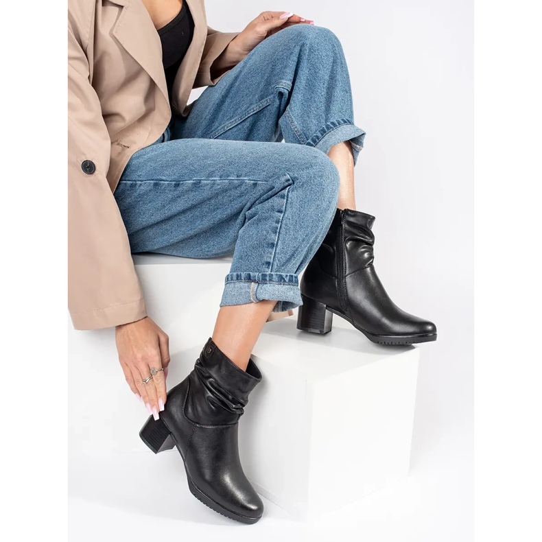 Naisten mustat nahkaiset nilkkurit, joissa röyhelöpäällinen Sergio Leonelta 2