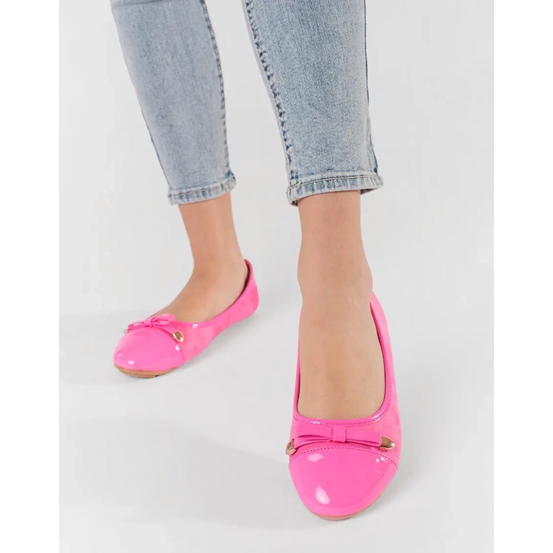 Vaaleanpunaiset litteät naisten balleriinit, joissa on keula ja lakattu varpa vaaleanpunainen 2