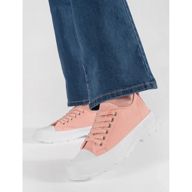 Klassiset lenkkarit vaaleanpunaisella alustalla vaaleanpunainen 1