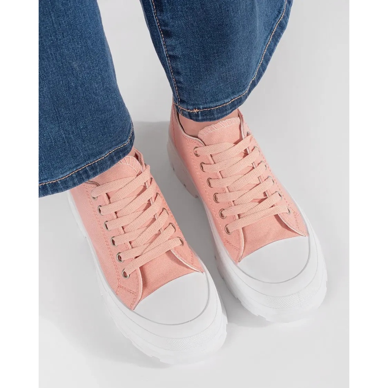 Klassiset lenkkarit vaaleanpunaisella alustalla vaaleanpunainen 2