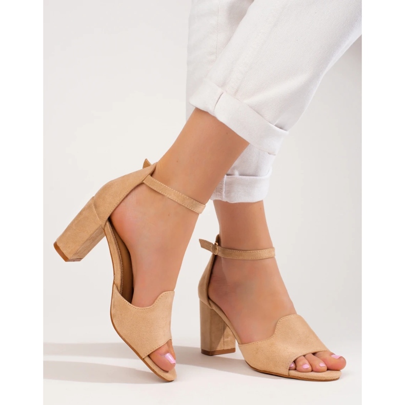 Naisten beigenväriset sandaalit pylväässä W. Potocki 1