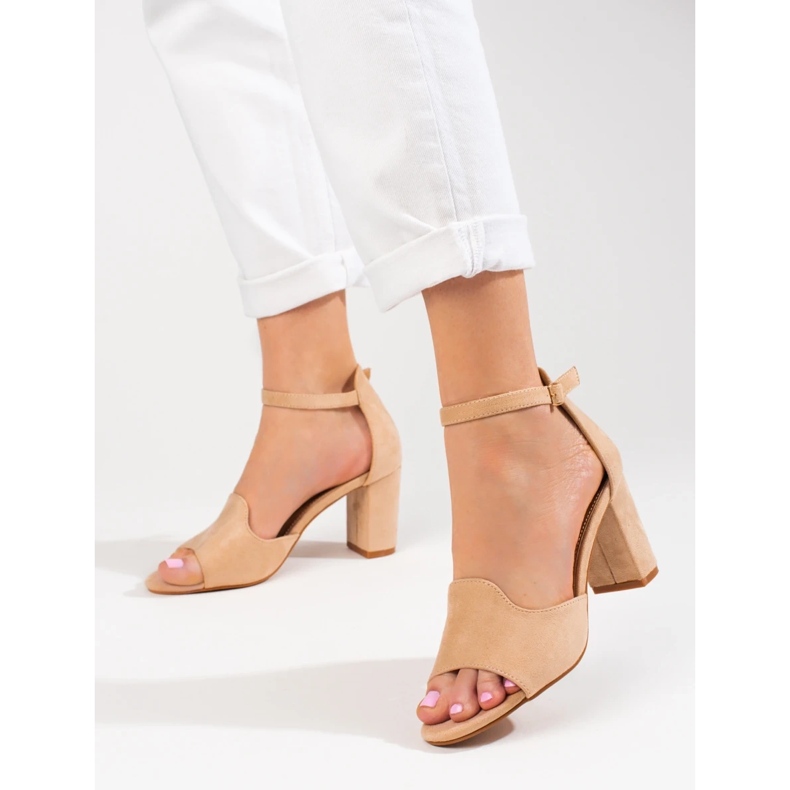 Naisten beigenväriset sandaalit pylväässä W. Potocki 2