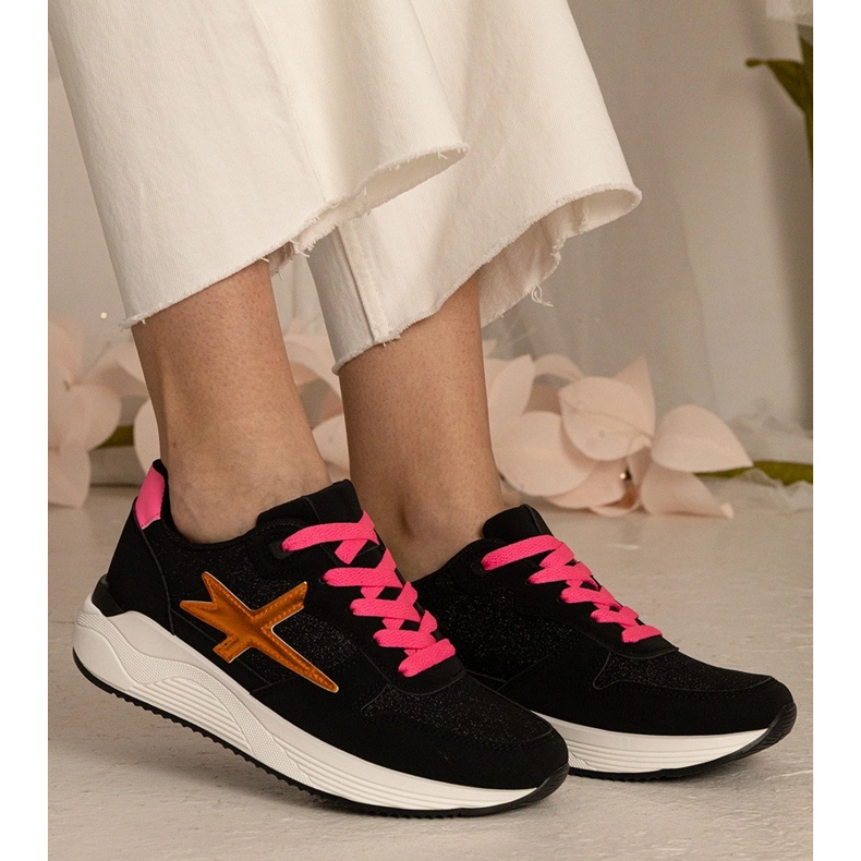 Mustat lenkkarit naisten urheilu kimaltelevat 2