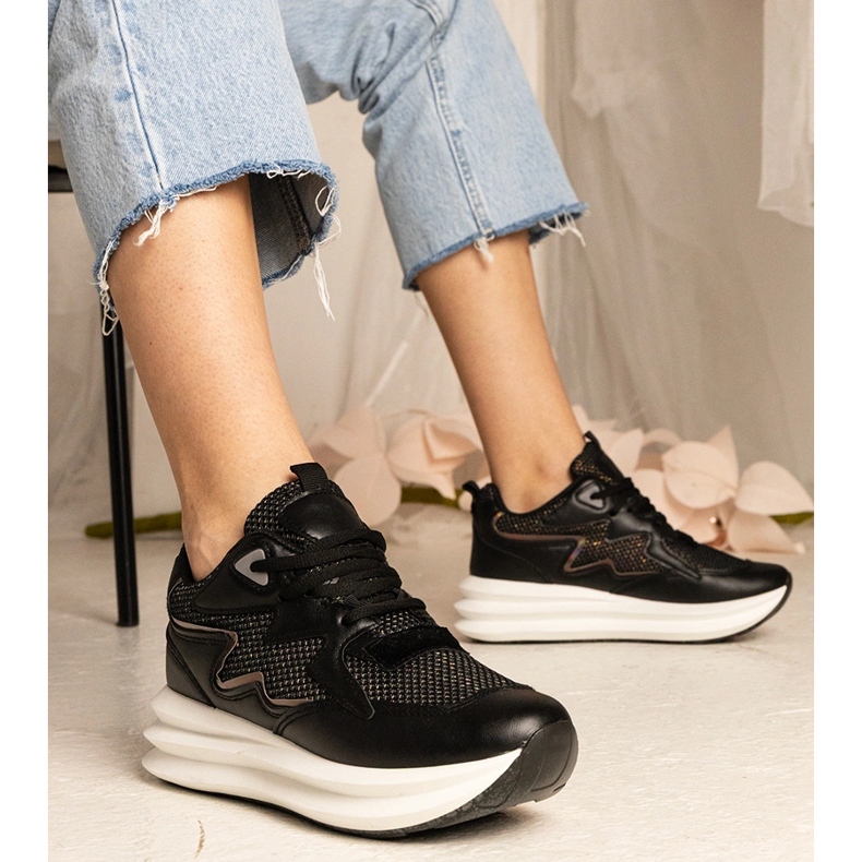 Mustat lenkkarit, joilla on holografinen elementti 2