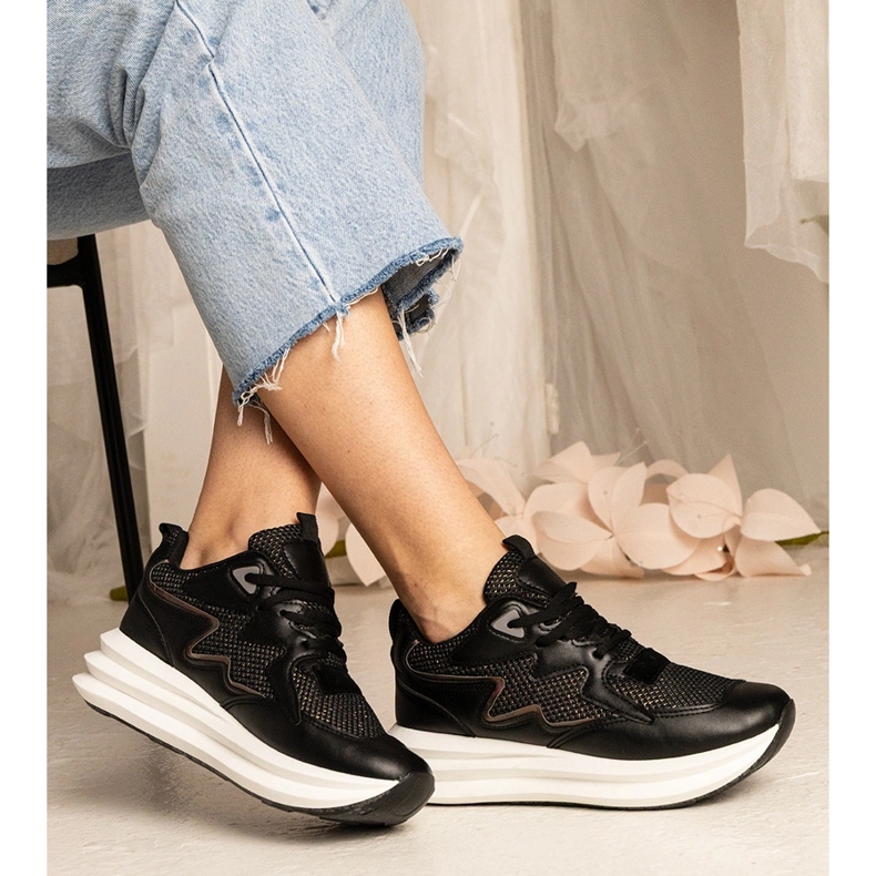 Mustat lenkkarit, joilla on holografinen elementti 1