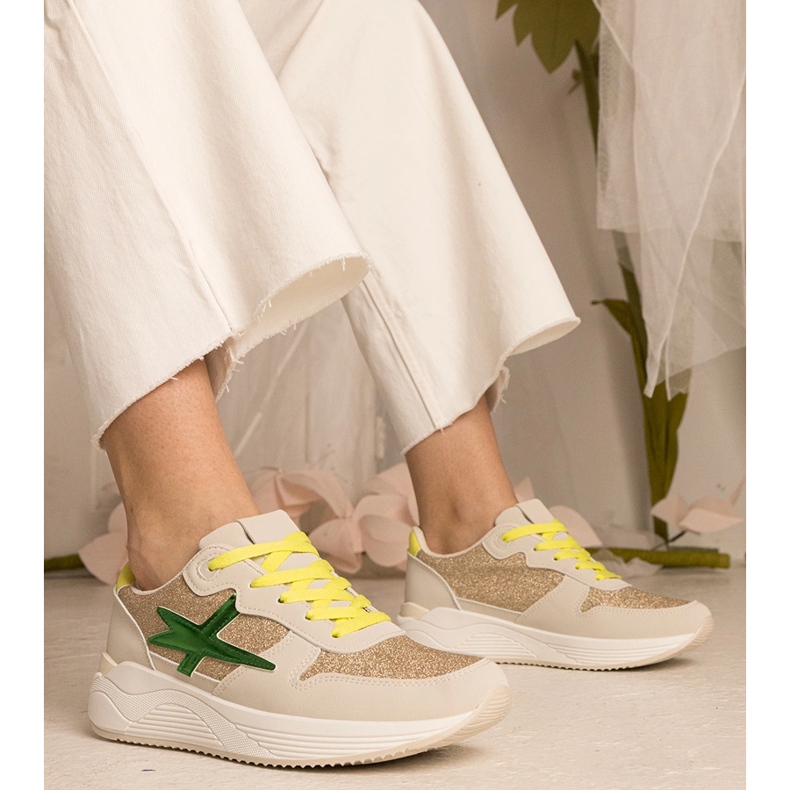 Beige naisten urheilun lenkkarit kimaltelevat 1