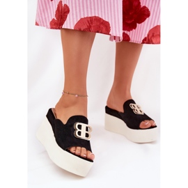 Tohvelit lavalla ja kiilat mustalla sisustuksella 2