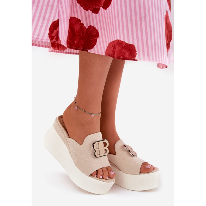 Tohvelit laiturilla ja kiilat beige -koristeella 2