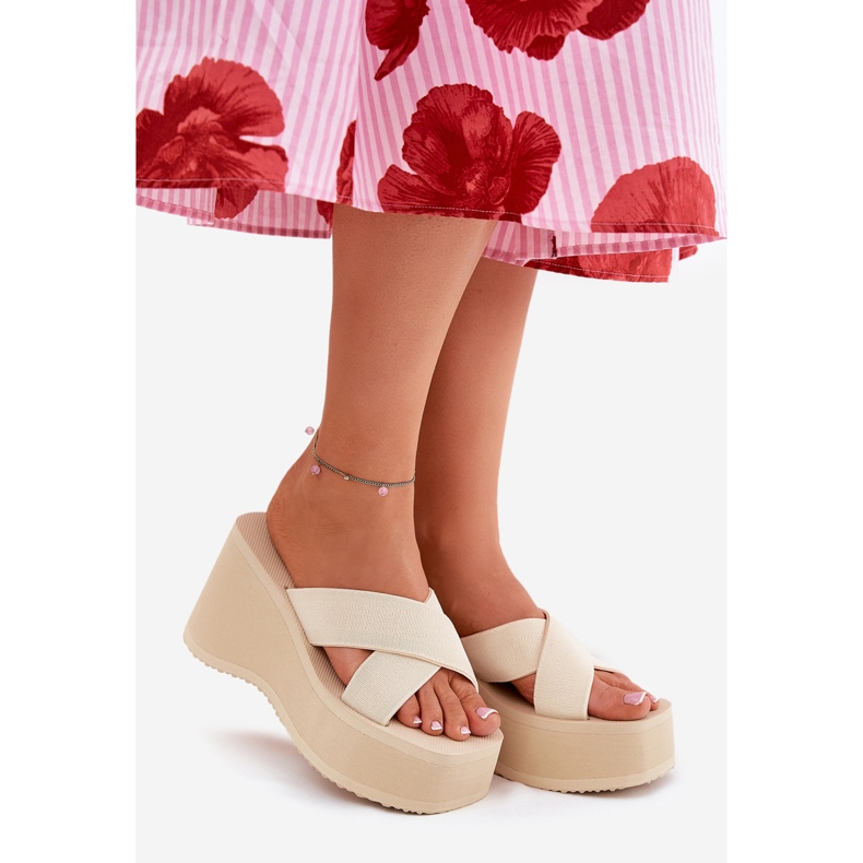 Naisten flip flops kiilassa ja alustalla beige 2