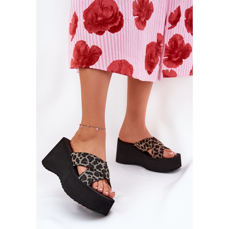 Naisten flip flops kiilassa ja alustalla leopardi tulostettu musta beige 2