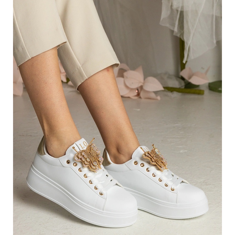 Valkoiset ja kultaiset lenkkarit, jotka on koristeltu perhonen kanssa zirkonilla valkoinen 2