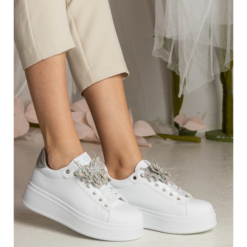 Valkoiset ja hopea -lenkkarit, jotka on koristeltu perhonen kanssa zirkonilla valkoinen 2