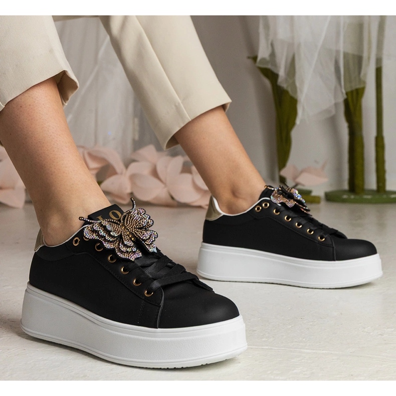 Mustat lenkkarit, jotka on koristeltu perhonen kanssa zirkonilla 1