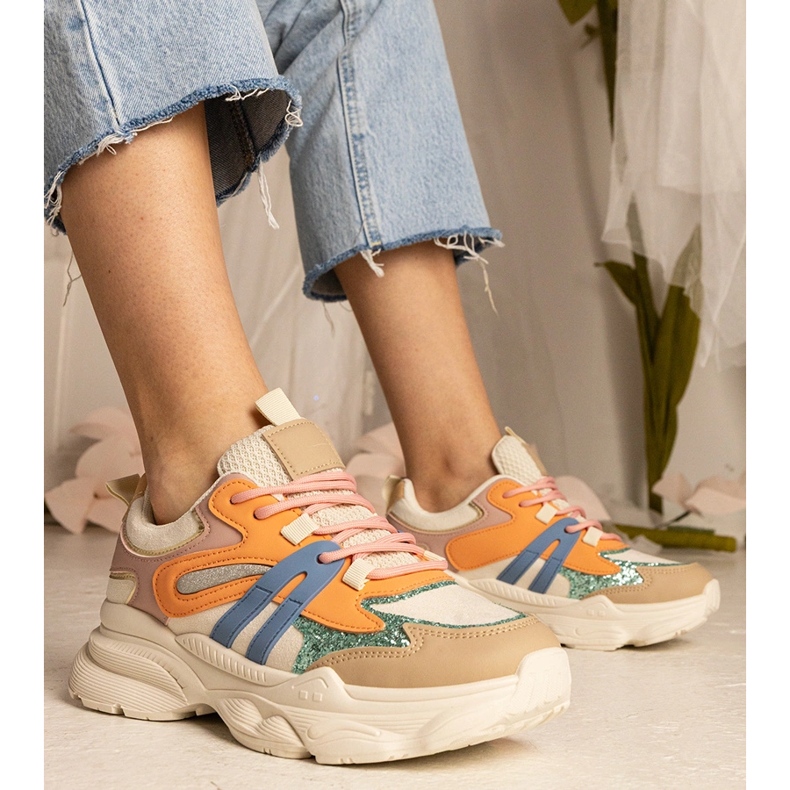 Oranssit naisten urheilun lenkkarit kimaltelevat 1