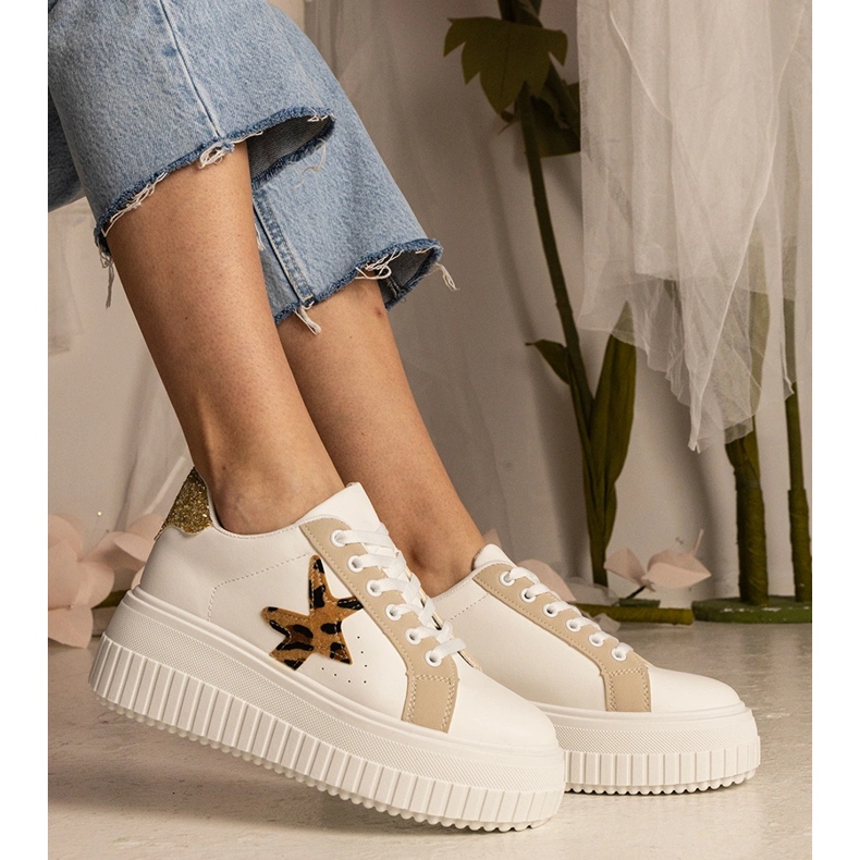 Valkoiset ja beige -lenkkarit, jotka on koristeltu kimaltelevat ja tähdet 1