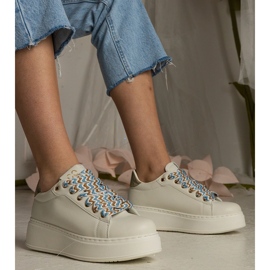 Beige naisten lenkkarit, joilla on massiivinen nauhoitus 1