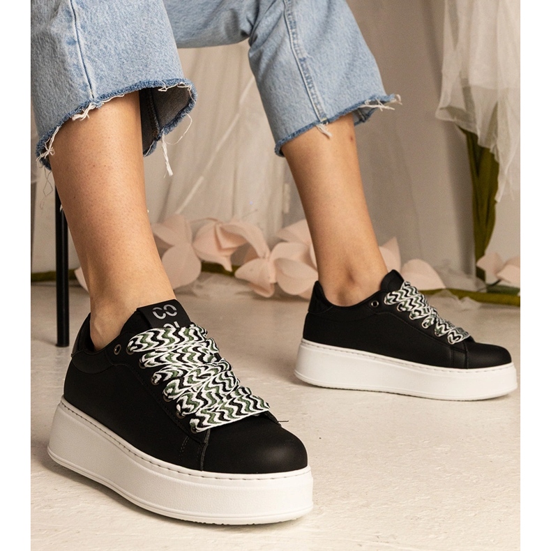 Mustien naisten lenkkarit, joilla on massiivinen nauhoitus = musta 1