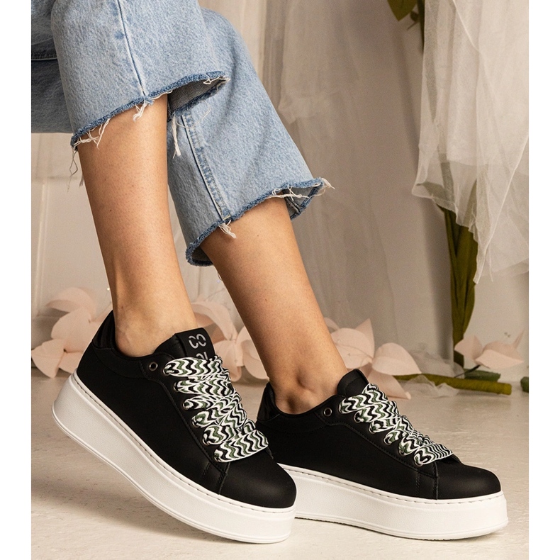 Mustien naisten lenkkarit, joilla on massiivinen nauhoitus = musta 2