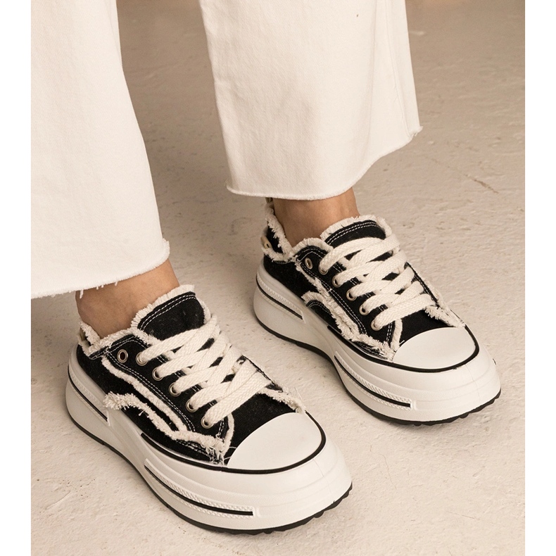 Mustat naisten lenkkarit korkealla pohjalla 1