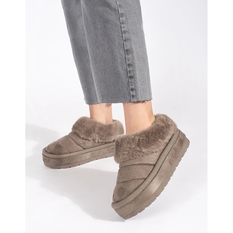 Naisten beigenväriset matalat lumisaappaat turkisella 1