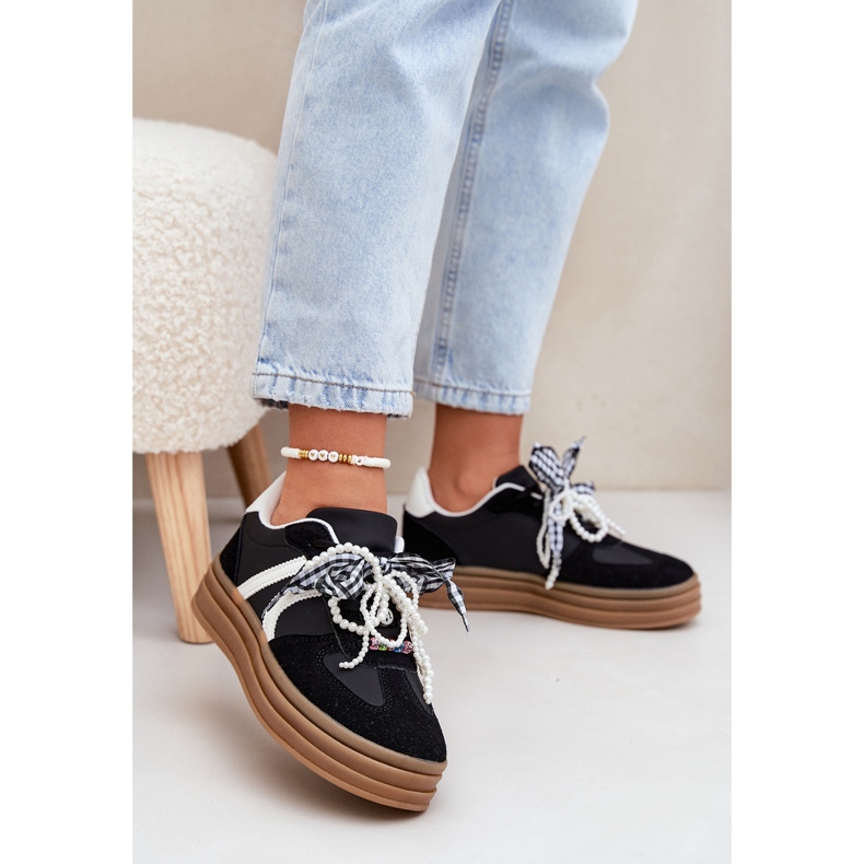 Naisten lenkkarit laiturilla mustilla koristeilla musta 2