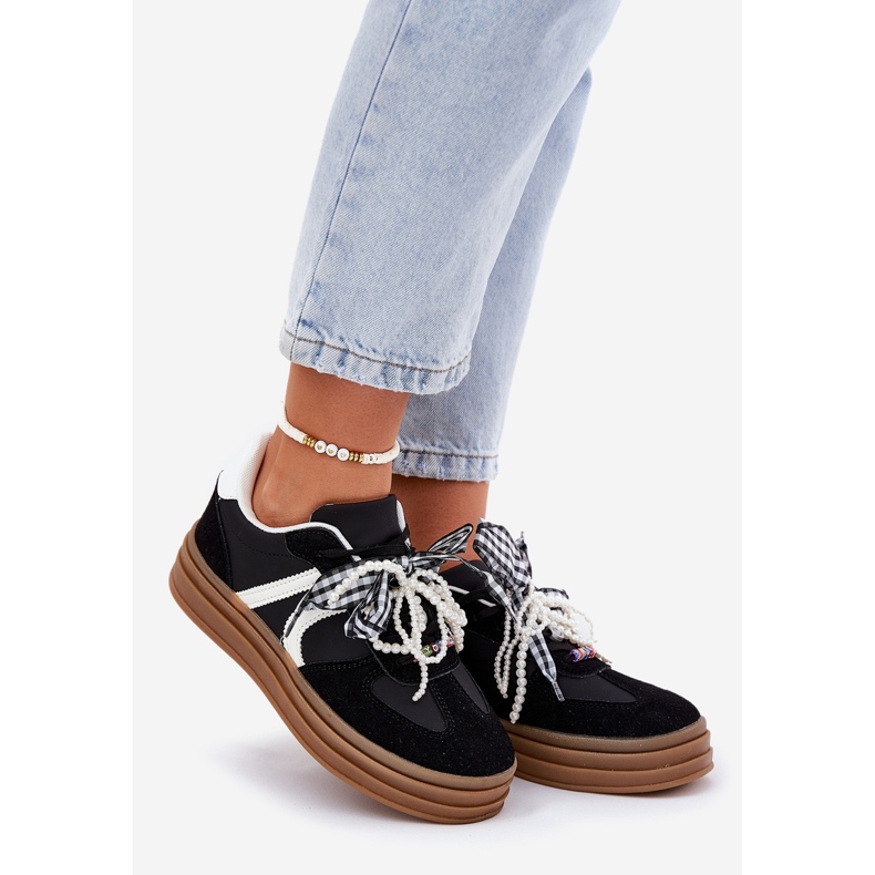 Naisten lenkkarit laiturilla mustilla koristeilla musta 1