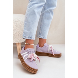 Naisten lenkkarit laiturilla violettisia koristeita 2