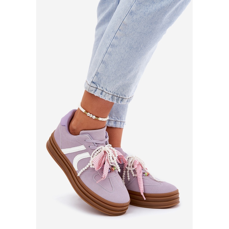 Naisten lenkkarit laiturilla violettisia koristeita 1