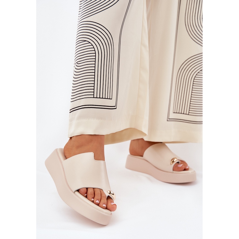 Naisten flip flops lavalla ja matalat kiilat koristeellisilla yksityiskohdilla beige 2