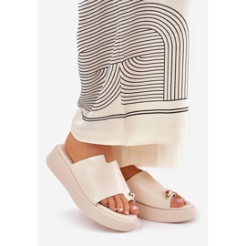 Naisten flip flops lavalla ja matalat kiilat koristeellisilla yksityiskohdilla beige 1