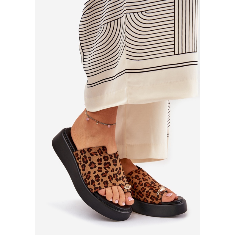 Naisten flip flops lavalla ja matalat kiilat koristeellisilla yksityiskohdilla ruskeat leopardit 1