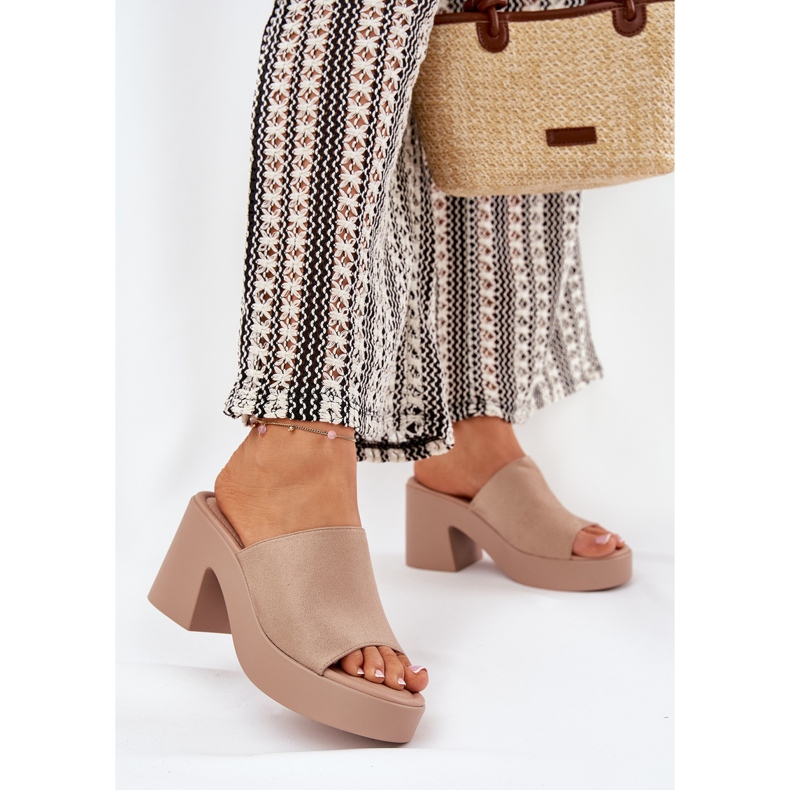 Naisten tossut Khaki -postissa ja alustalla beige 2